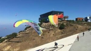 Yamaç paraşütü pilotları, havada çarpıştı