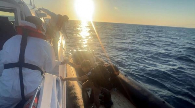 Yunanistan'ın geri ittiği 21 göçmen kurtarıldı