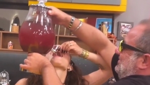 Yüzünde cam sebil patladı