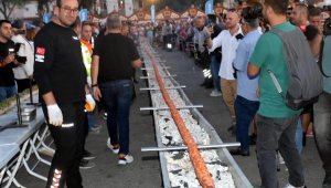 20 kişilik ekiple 3 saatte 35 metrelik kebap  