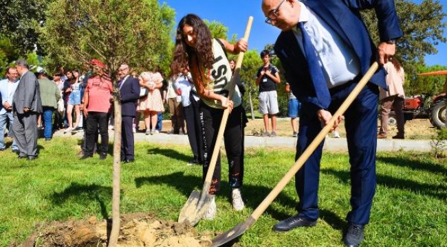 'Aigai Arkeoloji ve Doğa Okulu Projesi' fidan dikimi etkinliği ile sona erdi