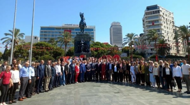 AK Parti ve MHP, İzmir'in kurtuluş yıl dönümünde Atatürk Anıtı'na çelenk bıraktı
