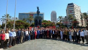 AK Parti ve MHP, İzmir'in kurtuluş yıl dönümünde Atatürk Anıtı'na çelenk bıraktı