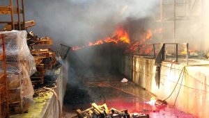 Akhisar'da orman ürünleri fabrikasında yangın