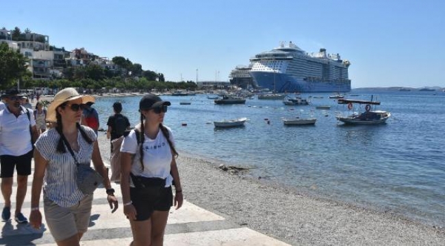 Bodrum'a 2 kruvaziyer gemi, 5 bin 316 turist getirdi