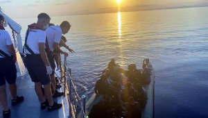 Yunan unsurlarının ittiği 26 kaçak göçmen kurtarıldı