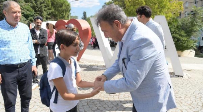 Bornova Belediyesi öğrenciler eğitim ve yurt desteği veriyor