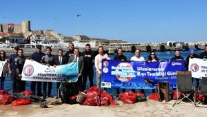 Bozcaada Limanı'nda 30 dakikada 40 çuval çöp toplandı