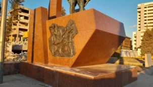 Çalınmak istenirken zarar verilen İlk Kurşun Anıtı'nın yanındaki rölyef yerine kondu