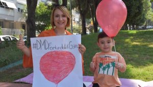 Can, kırmızı balonuyla DMD'ye dikkat çekti