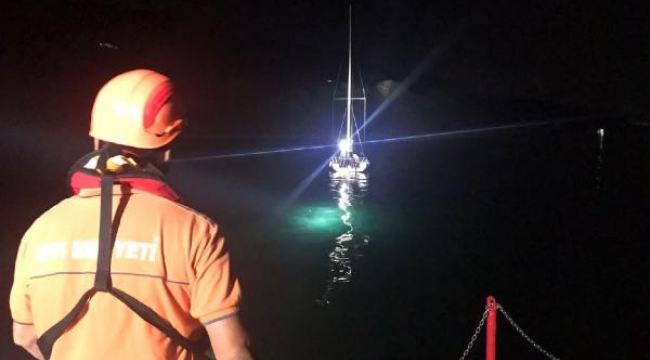 Çanakkale'de karaya oturan tekne kurtarıldı