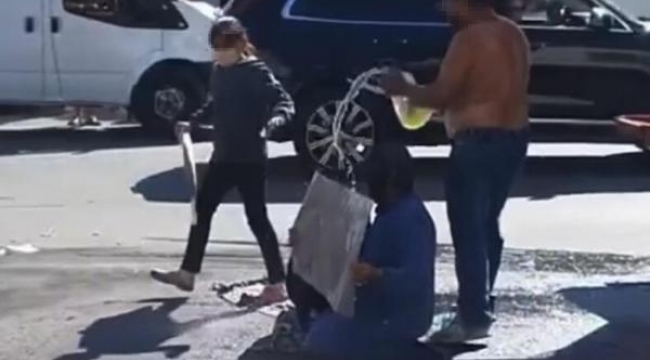 Ceza kesilen seyyar satıcı, 2 çocuğu ve kendi üzerine benzin dökerek eylem yaptı