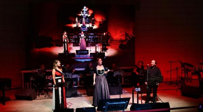 Çiğlililer zaferin ve barışın coşkusunu 'Nazım'ın Şarkıları' konseriyle yaşadı