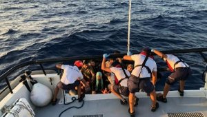 Datça'da 3 Türk vatandaşı ile 186 kaçak göçmen kurtarıldı
