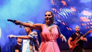 Demet Akalın Uşak'ta sahne aldı