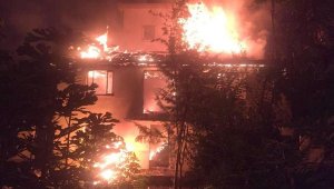 Denizli'de 2 katlı müstakil ev alev alev yandı