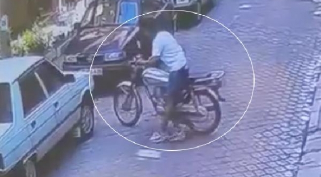 Depodan çıkarıp, evinin önüne park ettiği motosikleti çalındı; o anlar kamerada