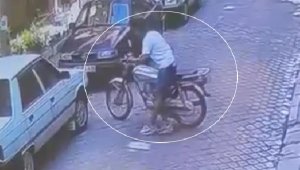 Depodan çıkarıp, evinin önüne park ettiği motosikleti çalındı; o anlar kamerada