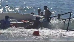 Fiber tekne denizde yüzenlerin arasına daldı