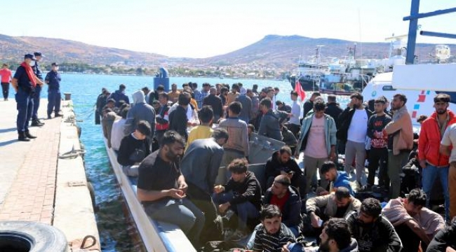 Foça'da, balıkçı teknesinde ambarda ve güvertede 231 kaçak göçmen yakalandı