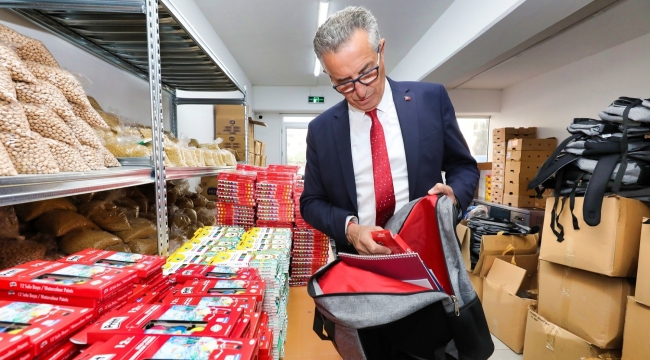 Gaziemir Belediyesi, öğrencilere kırtasiye desteği veriyor