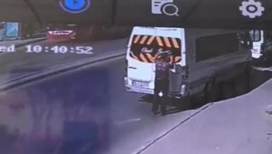 İki araç arasında sıkışan sürücü yaralandı