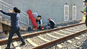 İZBAN istasyonunda raylara yaklaşan kadına yük treni çarptı