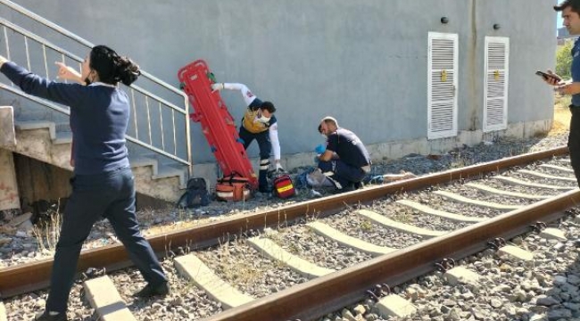 İZBAN istasyonunda raylara yaklaşan kadına yük treni çarptı