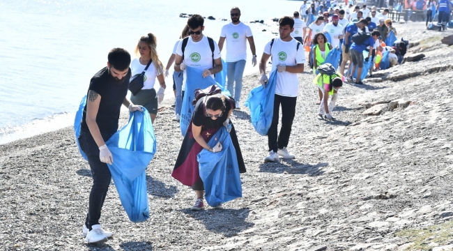 İzmir çevre gönüllüleri İnciraltı Kent Ormanı'nda temizlik yaptı