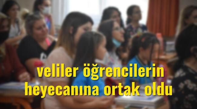 İzmir'de uyum eğitim programı kapsamında veliler öğrencilerin heyecanına ortak oldu