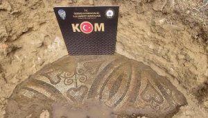 İzmir'de 2 bin yıllık mozaik ele geçirildi; 1 gözaltı