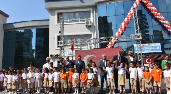 İzmir'de ilk gün heyecanı! 738 bin 273 öğrenci ders başı yaptı