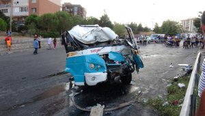 İzmir'de minibüs kazası: 2 ölü, 5 yaralı 