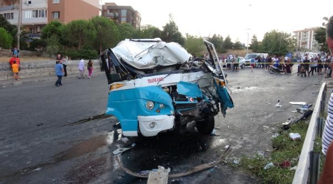 İzmir'de minibüs kazası: 2 ölü, 5 yaralı 