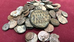 İzmir'de 8 bin 194 sikke, 3 yüzük parçası ele geçti