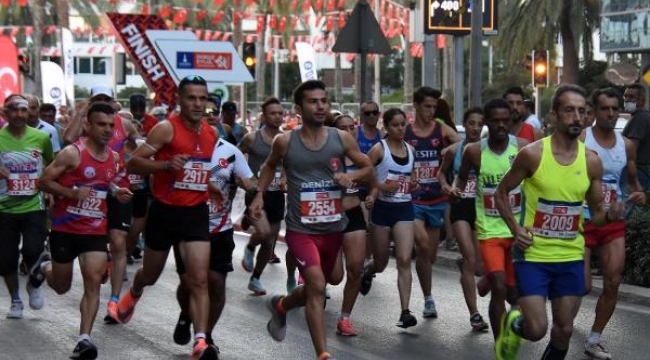 İzmir'in kurtuluşun 100. yılında maraton koşuna rekor katılım