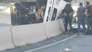 Kamyonet beton bariyere çarptı: 1 ölü, 1 yaralı