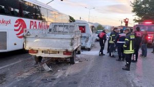 Kamyonet, kırmızı ışıkta bekleyen servis minibüsüne çarptı: 1 ölü, 6 yaralı