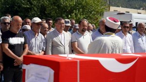 Kara yoluna düşen yelken kanatta ölen emekli astsubay, toprağa verildi