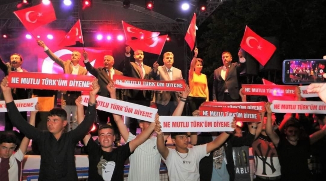 Kınık meydanları, 'Ne mutlu Türküm diyene" sloganlarıyla çınladı