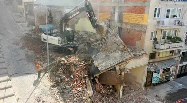 Konak'ta tehlike saçan binanın yıkımı gerçekleşti
