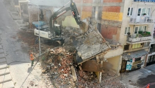 Konak'ta tehlike saçan binanın yıkımı gerçekleşti
