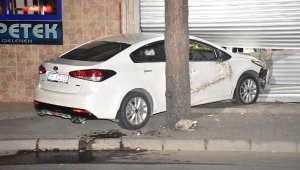 Kontrolden çıkan otomobil kırtasiye dükkanına daldı