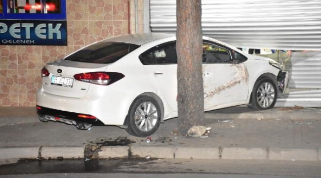Kontrolden çıkan otomobil kırtasiye dükkanına daldı