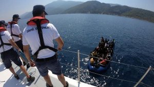 Kuşadası açıklarında, Yunan unsurlarınca itilen 45 göçmen kurtarıldı