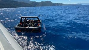 Kuşadası açıklarında, Yunan unsurlarının ittiği 13 göçmen kurtarıldı