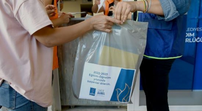 Kuşadası Belediyesi'nden 425 öğrenciye kırtasiye...
