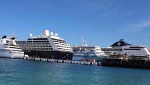 Kuşadası'na 4 gemiyle 3 bin 500 turist geldi