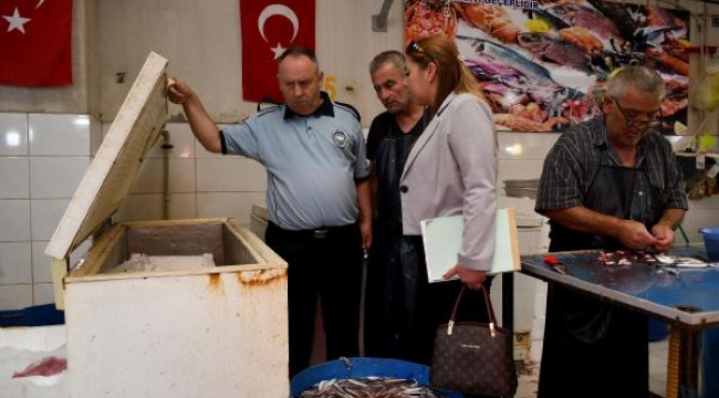 Kuşadası'nda balık tezgahları denetlendi