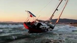 Kuşadası'nda yelkenli tekne fırtınada karaya oturdu
